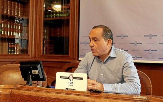 El delegado de Hacienda de Irun, Miguel Ángel Páez, explicando ayer la modificación de créditos.