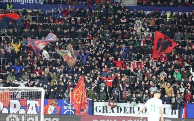Aficionados de Osasuna animando en Graderío Sur.