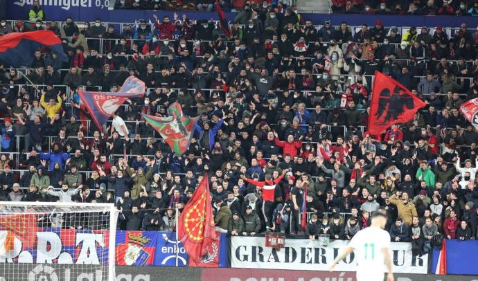 Aficionados de Osasuna animando en Graderío Sur.