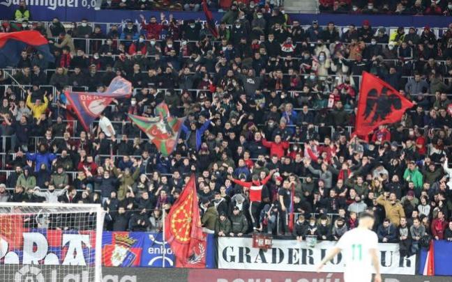 Aficionados de Osasuna animando en Graderío Sur.