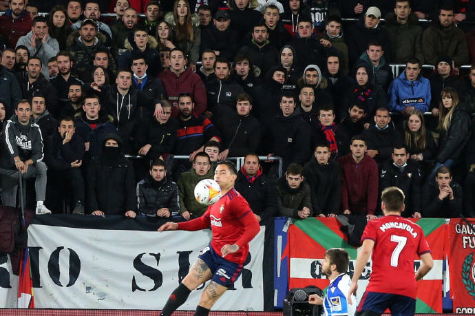 Graderío Sur observa a Chimy tocar un balón con el pecho en el partido ante la Real Sociedad.