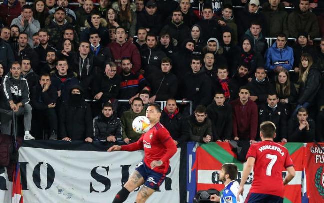 Graderío Sur observa a Chimy tocar un balón con el pecho en el partido ante la Real Sociedad.