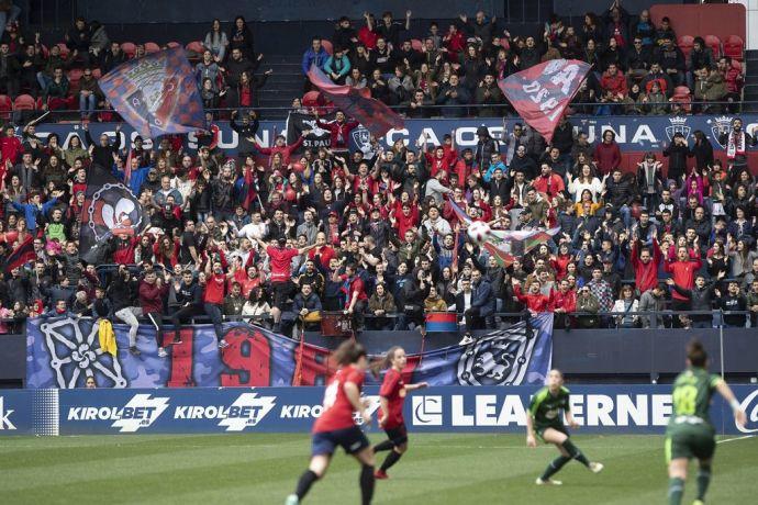 Aficionados de Indar Gorri animando en el partido Osasuna - Eibar, de Segunda División femenina.