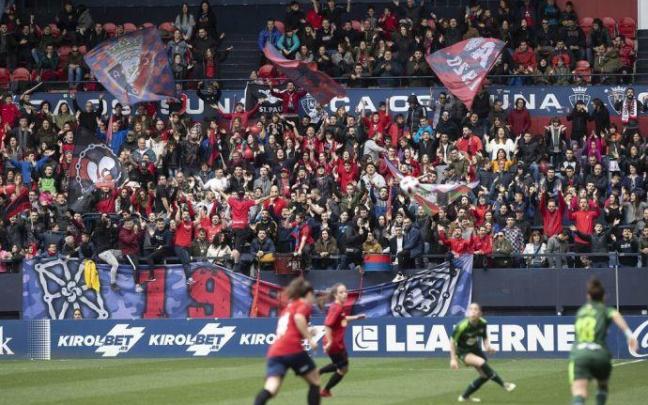 Aficionados de Indar Gorri animando en el partido Osasuna - Eibar, de Segunda División femenina.