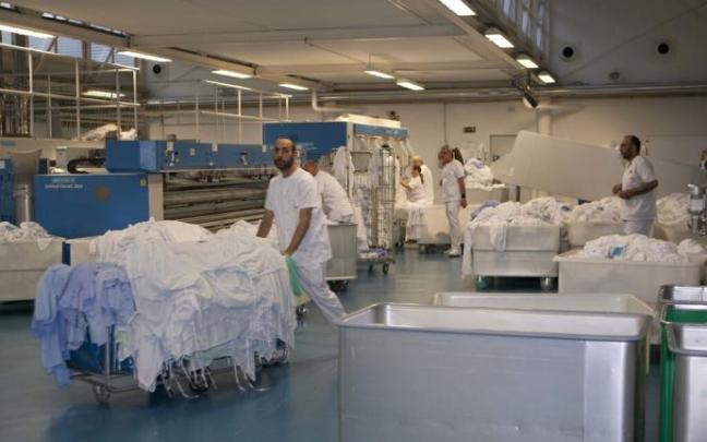 Trabajadores en las instalaciones de Indesa. Trabajadores en las instalaciones de Indesa.