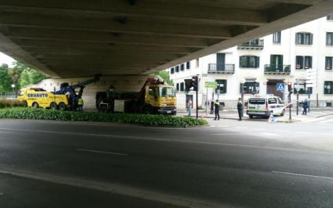 Labores de retirada del camión volcado. Labores de retirada del camión volcado.