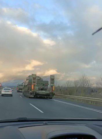 Sorpresa entre conductores alaveses al ver repostar en Lopidana una larga fila de convoyes militares