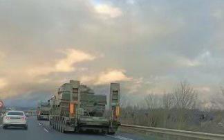 Sorpresa entre conductores alaveses al ver repostar en Lopidana una larga fila de convoyes militares Sorpresa entre conductores alaveses al ver repostar en Lopidana una larga fila de convoyes militares