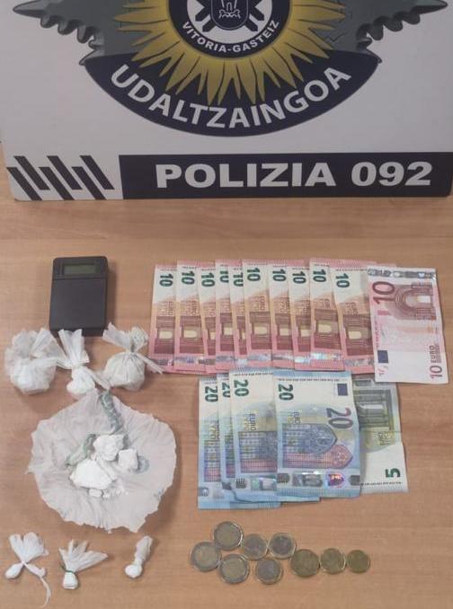 Material incautado por la Policía Local de Vitoria.