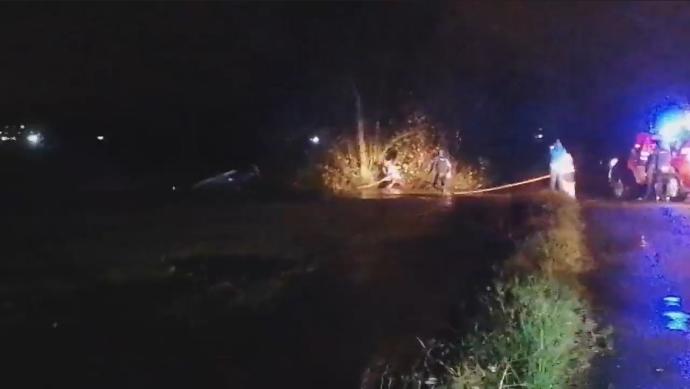 Momento del rescate por parte de los Bomberos de los tres ocupantes de un coche que ha caído esta tarde en una zona inundada de Asteguieta.