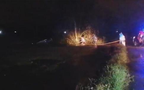 Momento del rescate por parte de los Bomberos de los tres ocupantes de un coche que ha caído esta tarde en una zona inundada de Asteguieta.