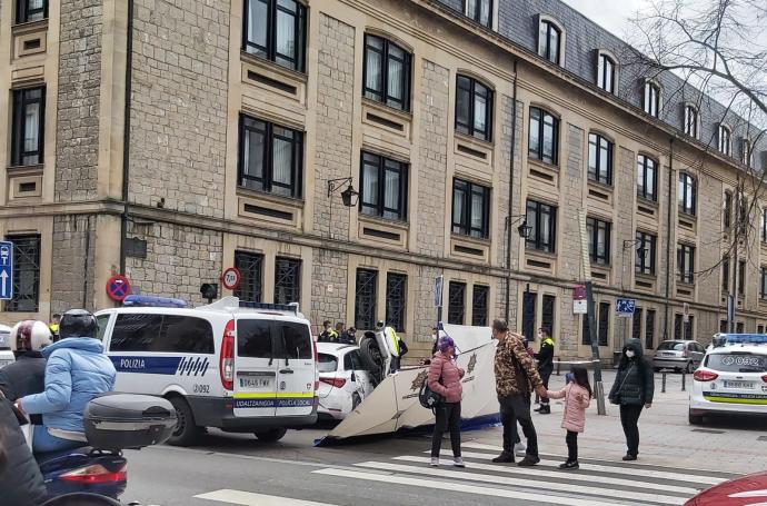 Agentes de la Policía Local atienden a su compañero.