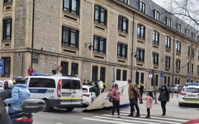Agentes de la Policía Local atienden a su compañero.
