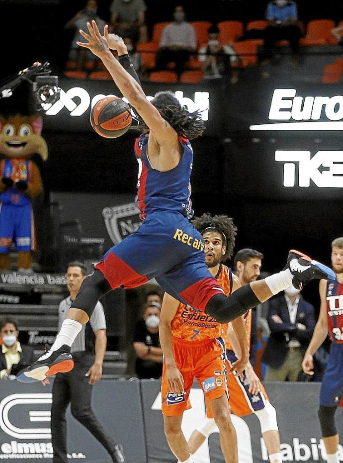 Henry, desequilibrado tras el contacto de Vives que no se sancionó en la jugada final. Foto: ACB Photo/ M. A. Polo