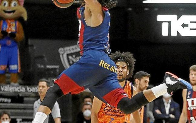 Henry, desequilibrado tras el contacto de Vives que no se sancionó en la jugada final. Foto: ACB Photo/ M. A. Polo