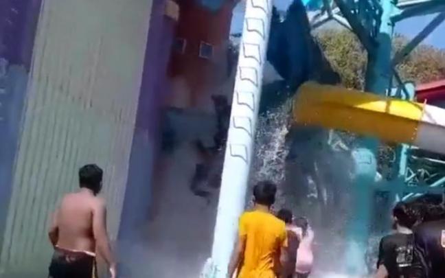 Momento del desplome del tobogán y personas cayendo al vacío. Momento del desplome del tobogán y personas cayendo al vacío.