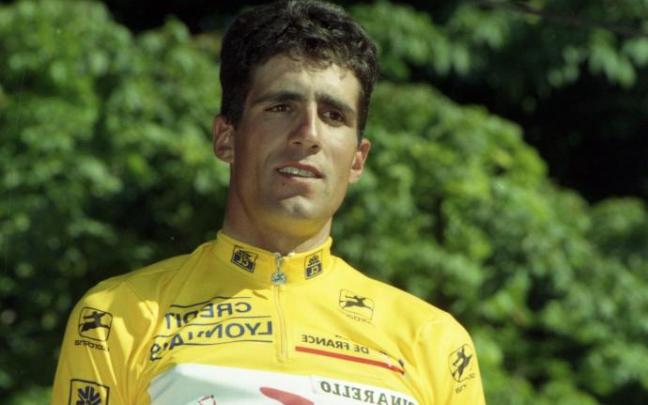 Induráin, en el podio con el maillot amarillo, tras conseguir ganar su quinto Tour de Francia.