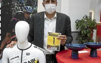 Induráin posando junto al maillot y los trofeos de este año. Induráin posando junto al maillot y los trofeos de este año.