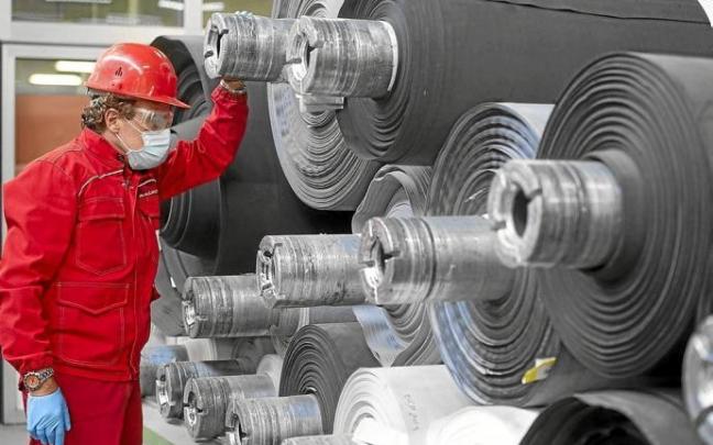 Operario trabajando en una fábrica vasca.