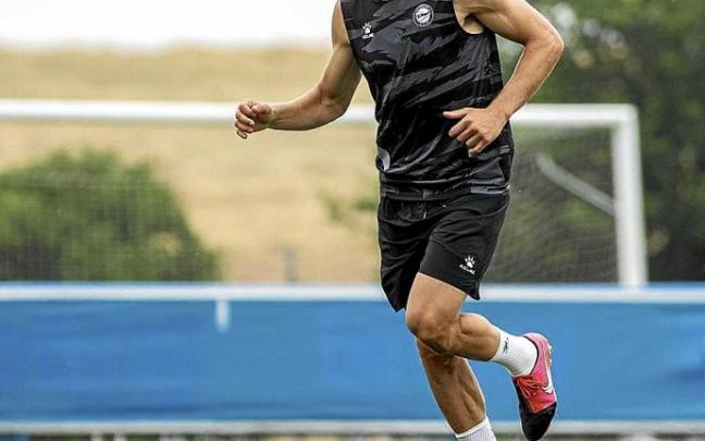 Víctor Laguardia conduce el balón en uno de los entrenamientos de esta última pretemporada. Foto: Alavés