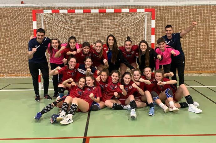 Jugadoras y cuerpo técnico de las infantiles