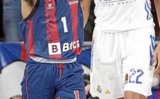 Peters se desespera ante la mirada del imponente Tavares. Foto: J.C.