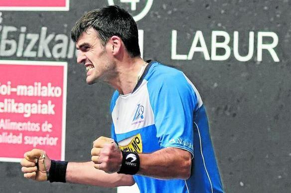 Joseba Ezkurdia celebra un tanto.