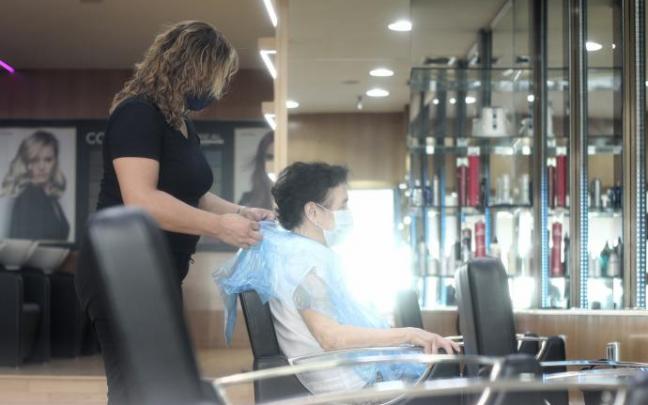 La subida de precios se está notando en todos los órdenes de la actividad cotidiana, desde la cesta de la compra a la factura energética y los servicios básicos. Fotos: E.P.