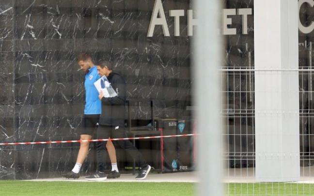Iñigo Martínez ha sido el primero en abandonar el campo en el entrenamiento de este martes en Lezama Iñigo Martínez ha sido el primero en abandonar el campo en el entrenamiento de este martes en Lezama