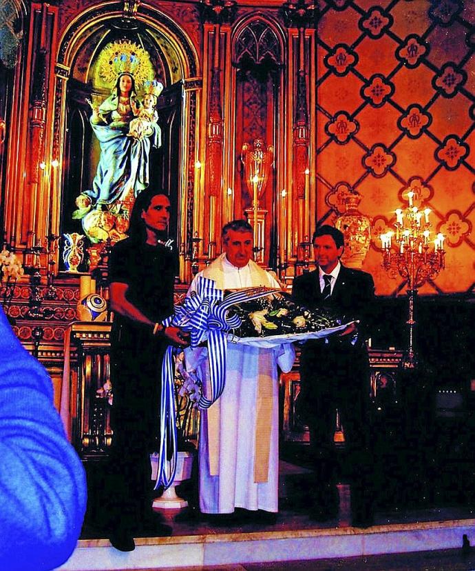 El capitán Martín Astudillo, junto al entonces presidente Fernando Ortiz de Zarate, en una ofrenda del Deportivo Alavés a la Virgen Blanca. Fotografía: Archivo Asun Gorospe.