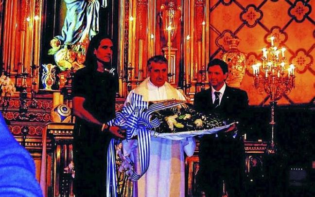 El capitán Martín Astudillo, junto al entonces presidente Fernando Ortiz de Zarate, en una ofrenda del Deportivo Alavés a la Virgen Blanca. Fotografía: Archivo Asun Gorospe.