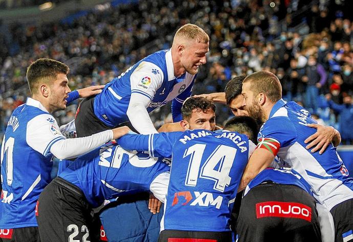 Los futbolistas del Alavés celebran la remontada ante el Levante, en la última victoria del curso en Mendizorroza. Foto: Jorge Muñoz