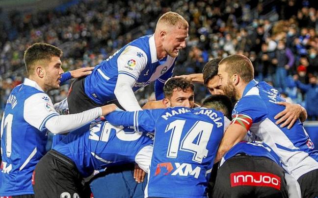 Los futbolistas del Alavés celebran la remontada ante el Levante, en la última victoria del curso en Mendizorroza. Foto: Jorge Muñoz Los futbolistas del Alavés celebran la remontada ante el Levante, en la última victoria del curso en Mendizorroza. Foto: Jorge Muñoz