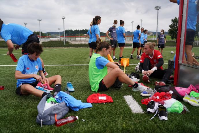 Las jugadoras del Athletic, en su primer entrenamiento del curso.