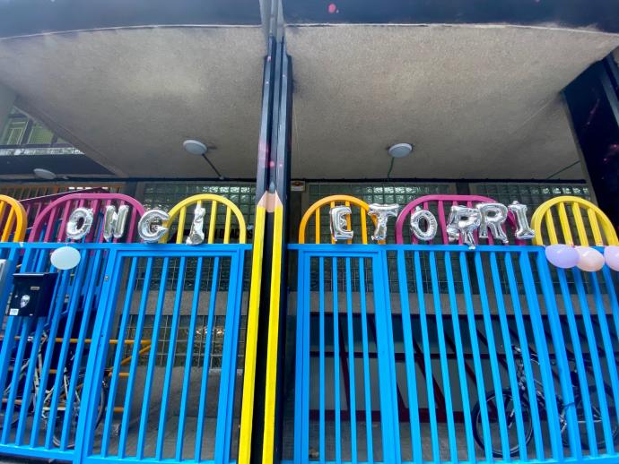 Acceso al colegio Luis Elejalde, en El Pilar de Gasteiz, este miércoles.