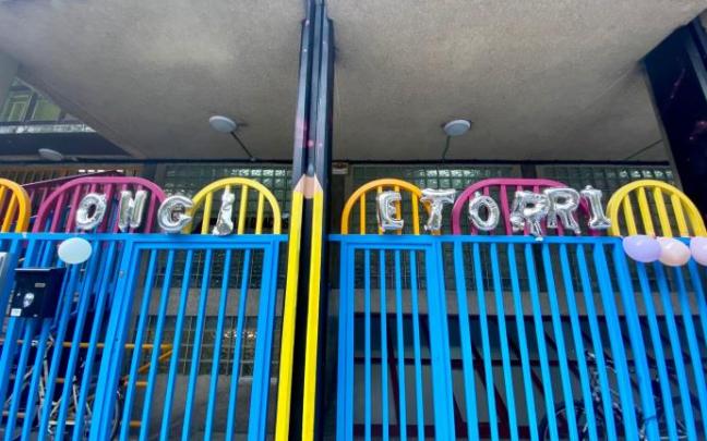 Acceso al colegio Luis Elejalde, en El Pilar de Gasteiz, este miércoles.