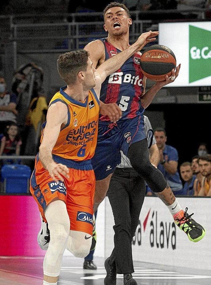 Los árbitros no señalaron como antideportiva esta falta de López-Arostegui sobre Baldwin. Foto: J. Chavarri