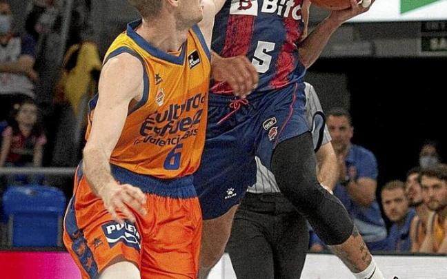 Los árbitros no señalaron como antideportiva esta falta de López-Arostegui sobre Baldwin. Foto: J. Chavarri