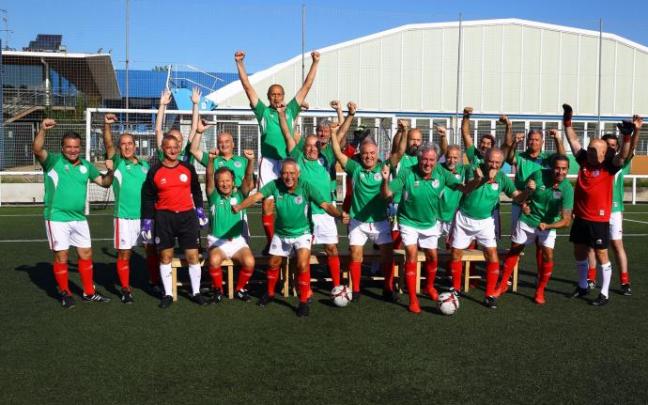 Los integrantes de la selección vasca de walking football posan para DEIA.