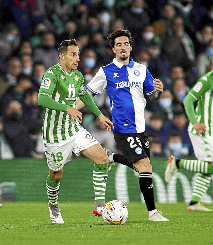 Andrés Guardado supera a Jason Remeseiro durante el último partido entre el Real Betis y el Deportivo Alavés en el Benito Villamarín. Foto: Área 11