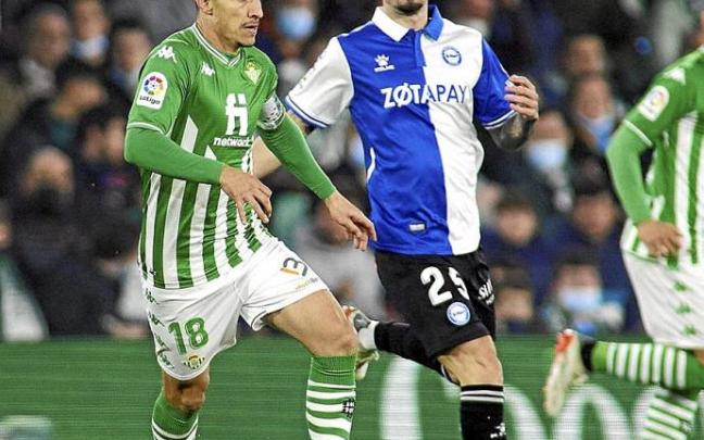 Andrés Guardado supera a Jason Remeseiro durante el último partido entre el Real Betis y el Deportivo Alavés en el Benito Villamarín. Foto: Área 11 Andrés Guardado supera a Jason Remeseiro durante el último partido entre el Real Betis y el Deportivo Alavés en el Benito Villamarín. Foto: Área 11