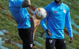 Iñigo Martínez e Iñaki Williams, ayer en Lezama Iñigo Martínez e Iñaki Williams, ayer en Lezama