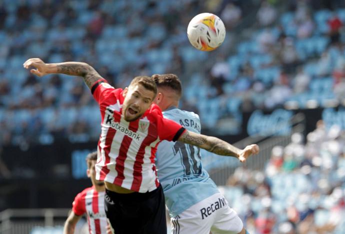 Iñigo Martínez pelea un balón de cabeza.