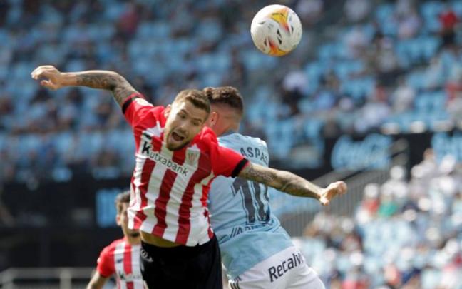Iñigo Martínez pelea un balón de cabeza.