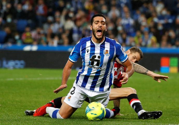 Iñigo derriba a Merino en el área en el penalti que puso por delante a la Real.