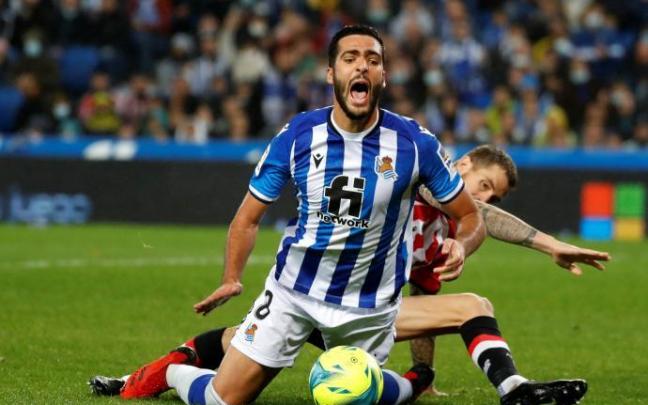 Iñigo derriba a Merino en el área en el penalti que puso por delante a la Real.