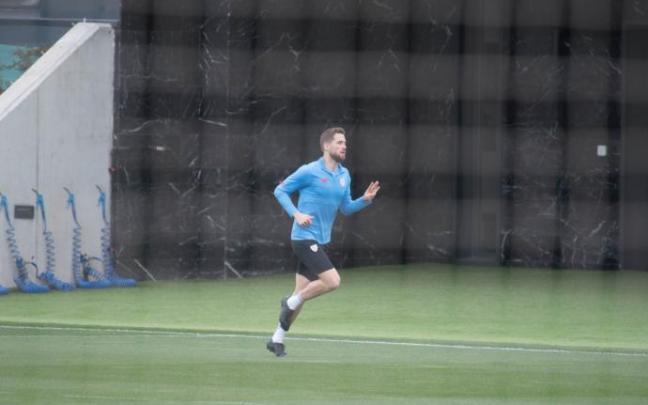 Iñigo Martínez ha trabajado esta mañana en solitario en las instalaciones de Lezama Iñigo Martínez ha trabajado esta mañana en solitario en las instalaciones de Lezama