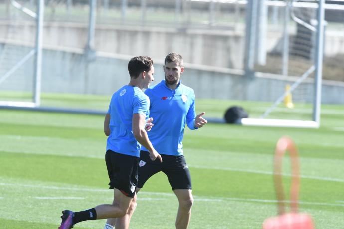 Iñigo Martínez dialoga con Petxarroman en un entrenamiento.