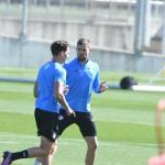 Iñigo Martínez dialoga con Petxarroman en un entrenamiento.