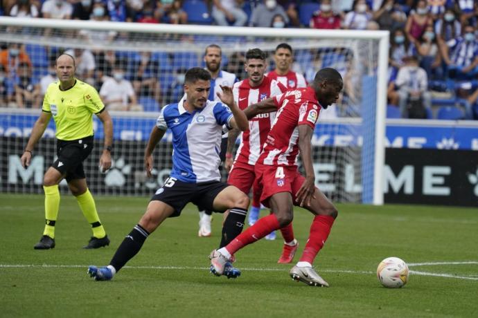 Toni Moya intenta robarle el balón a Kondogbia durante el Alavés 1-0 Atlético.